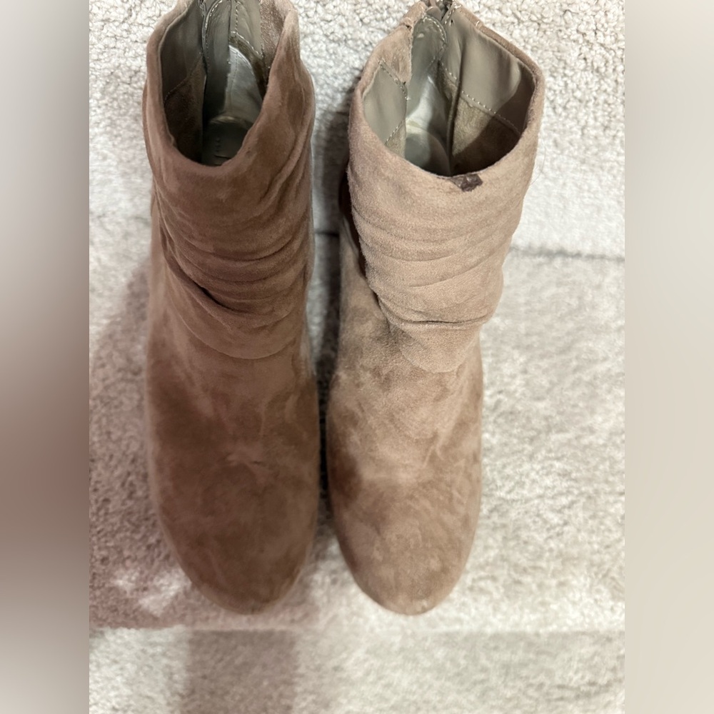 Me Too Lloyd Taupe Genuine Suede Scrunched Platform Heeled Booties Size 7 New - Picture 5 of 8